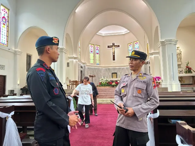 Polrestabes Surabaya dan Tim Jibom Gegana Polda Jatim Lakukan Sterilisasi Gereja Jelang Natal 2024