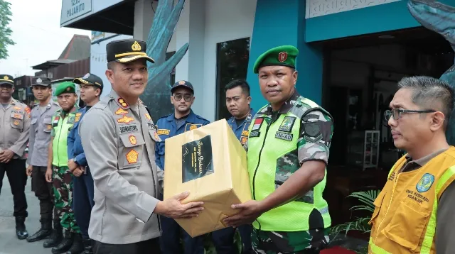 Kapolres Nganjuk Bersama Bhayangkari Kunjungi Pos Pengamanan Operasi Lilin 2024, Berikan Apresiasi Kepada Petugas