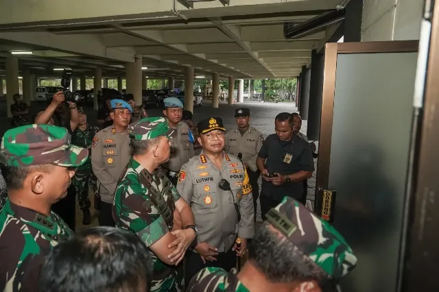 Kapolrestabes Surabaya Pantau Langsung Pengamanan Kebaktian Natal 2024 di Gereja Bethany
