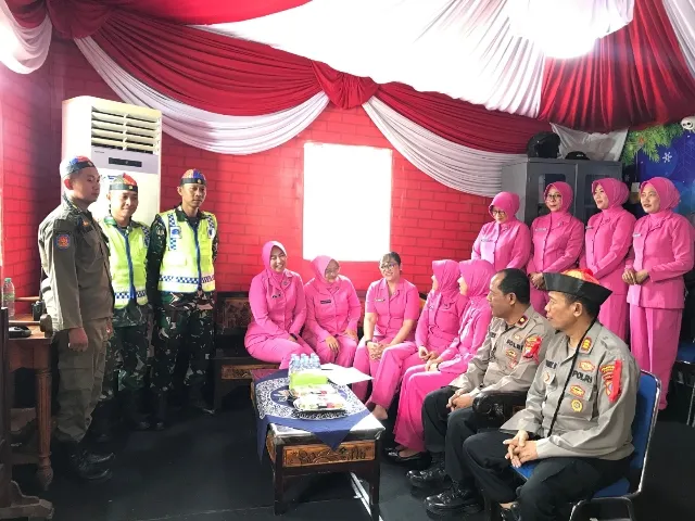 Bhayangkari Polrestabes Surabaya Datangi Pos Pam Nataru Simokerto Sambil Bagikan Bingkisan 
