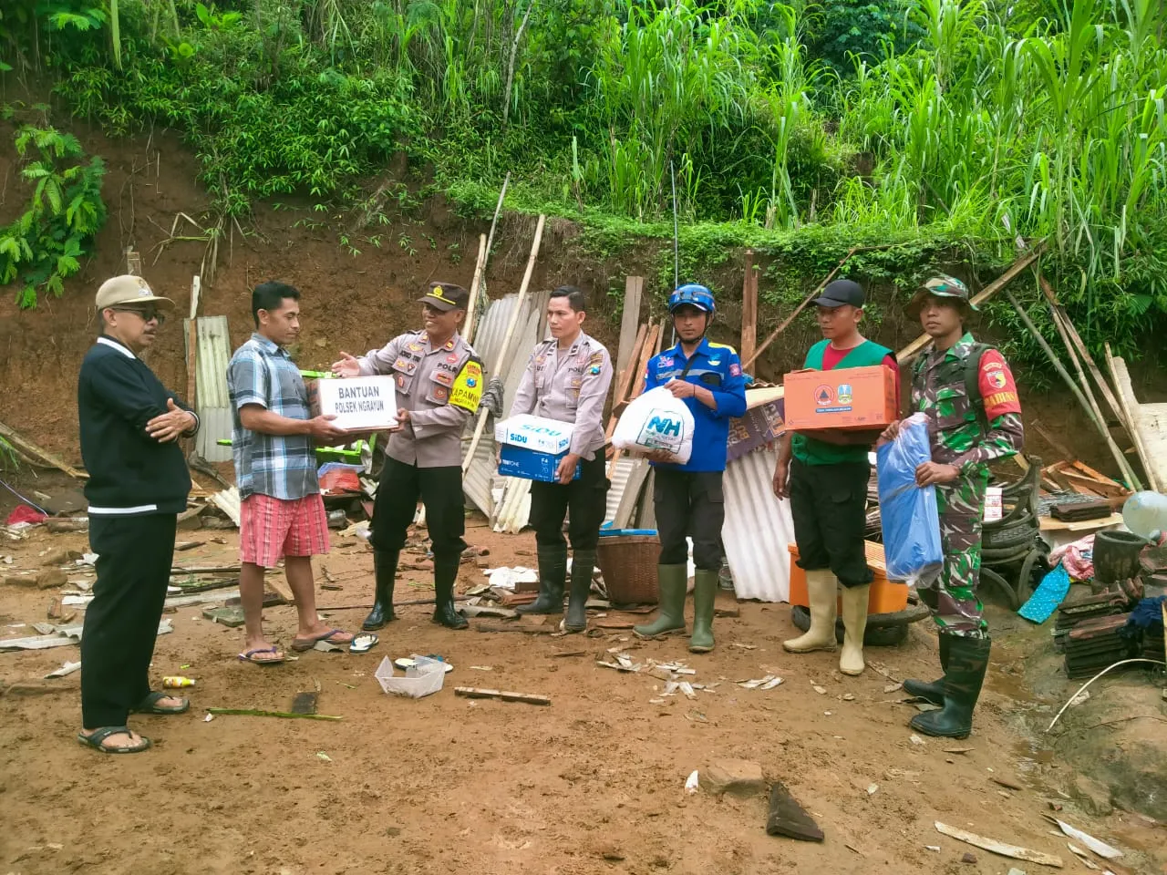 Polres Ponorogo Kirim Bantuan Untuk Warga Terdampak Tanah Longsor