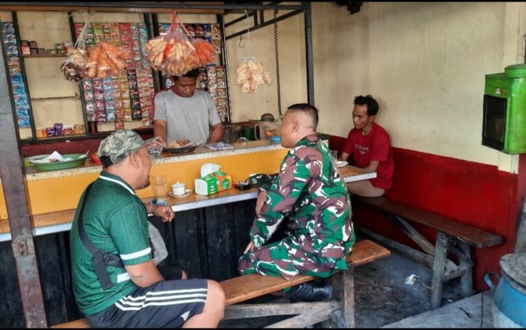 Babinsa Ujung Laksanakan Komsos Dengan Warga Untuk Antisipasi Musim Penghujan