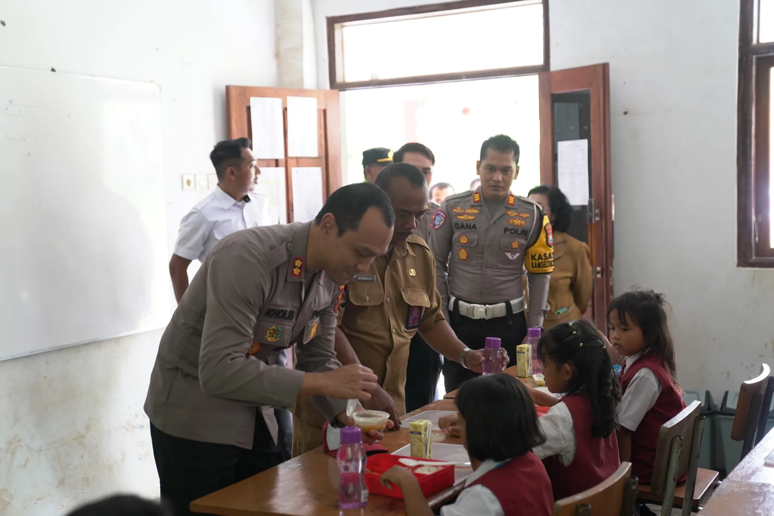 Polisi Peduli, Polres Malang Berbagi Makanan Bergizi Untuk Pelajar Terdampak Banjir