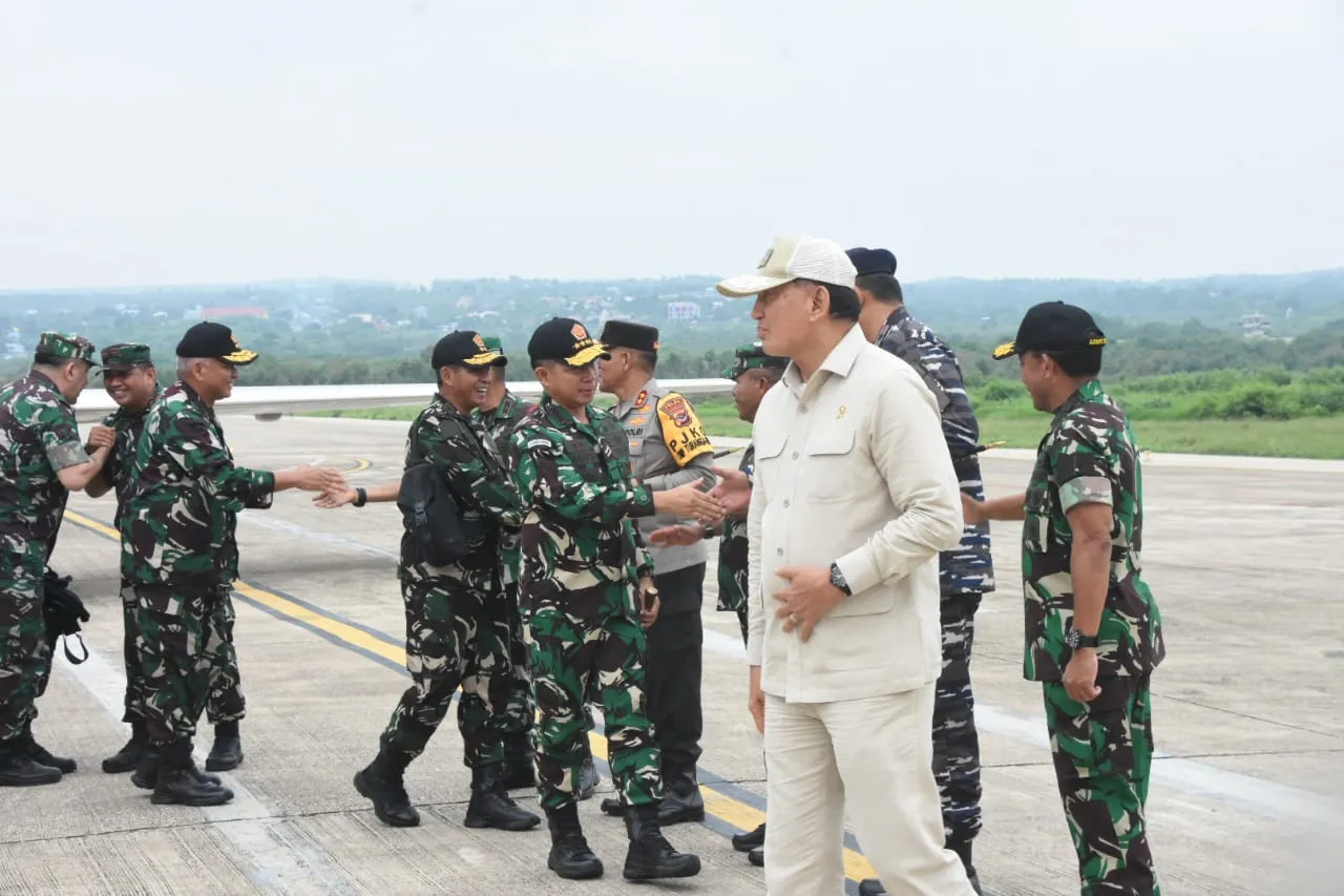 Tiba di Bandara Eltari Kupang, Menhan RI Bersama Panglima TNI disambut Pangdam IX/ Udayana Juga Danrem 161/ Wira Sakti