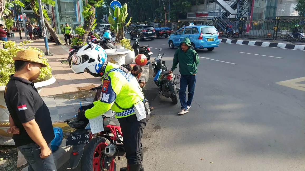 Gelar Operasi Kasat Mata, Unit Turjawali Satlantas Polrestabes Surabaya Jaring Puluhan Pelanggar Lalulintas