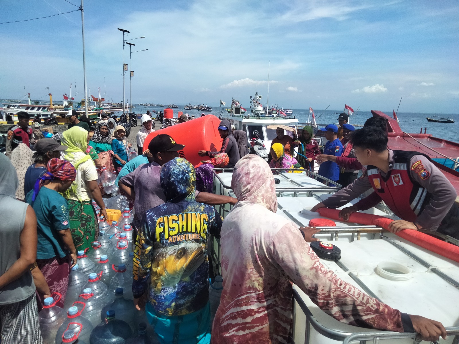 Polres Probolinggo Kota Distribusikan Bantuan 10 Ribu Liter Air Bersih Untuk Warga Gili Ketapang