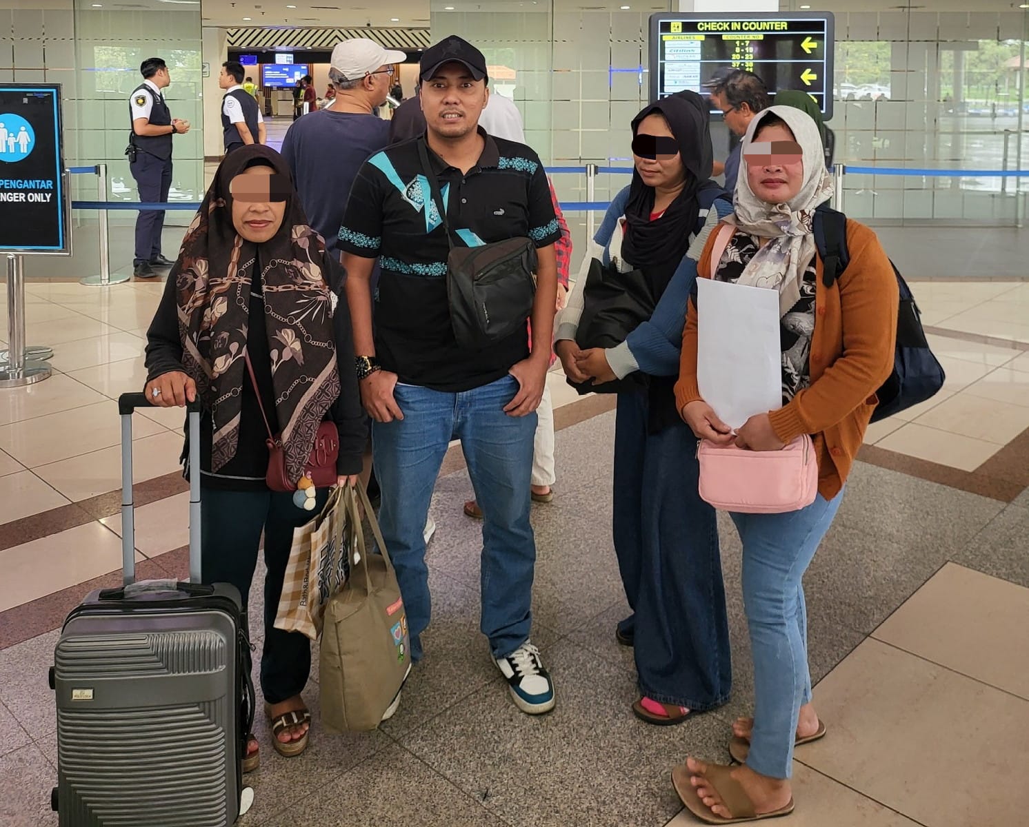 Kapolres Sampang Berikan Tiket Pesawat Gratis 3 Korban TPPO Pulang Kampung Ke Lombok Barat NTB