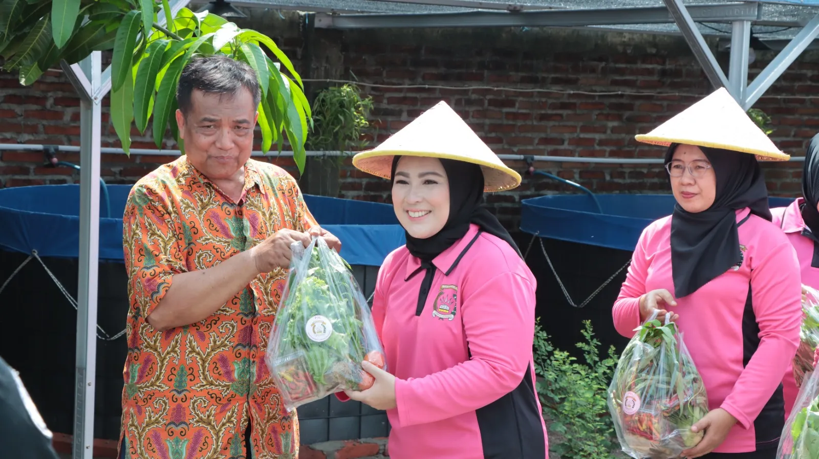 Kapolres Nganjuk Bersama Ketua Bhayangkari Cabang Nganjuk Panen Ikan Lele dan Sayur Mayur di Kolam Terpal Program P2L