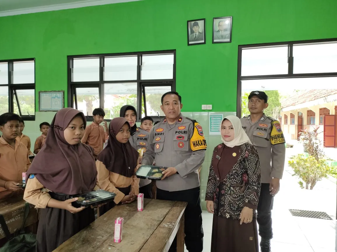 Dukung Program Presiden, Polres Bangkalan Gelar Uji Coba Makan Siang Bergizi Bagi Pelajar SDN Kramat 1