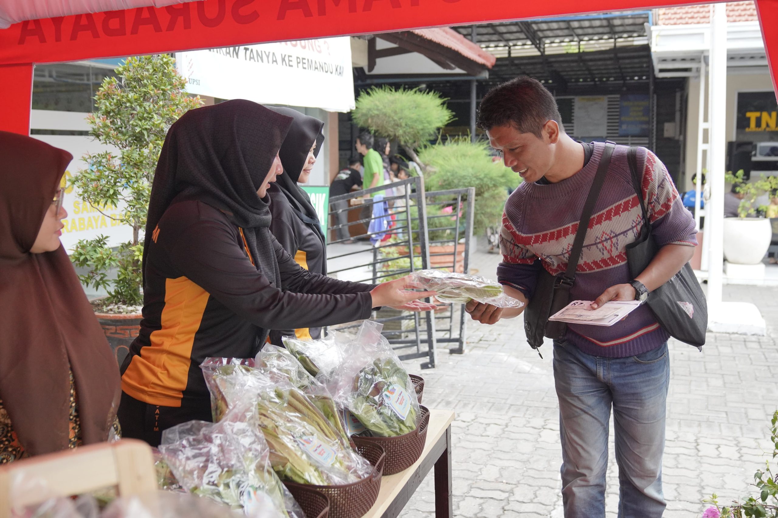 Ada Pemandangan Menarik di Samsat Surabaya Barat, Yakni Adanya PASAR TIBAN Yang Mengusung Tema Jumat Berbagi