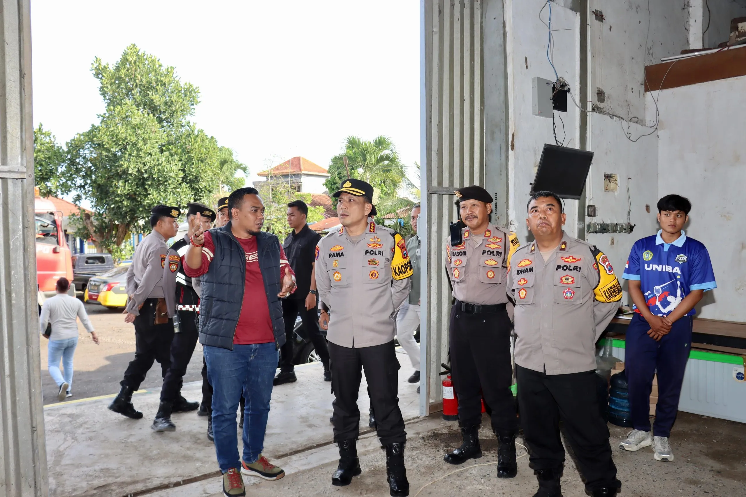 Polresta Banyuwangi Kawal dan Amankan Hasil Hitung Suara Pilgub Yang Dikirim ke KPU Jatim
