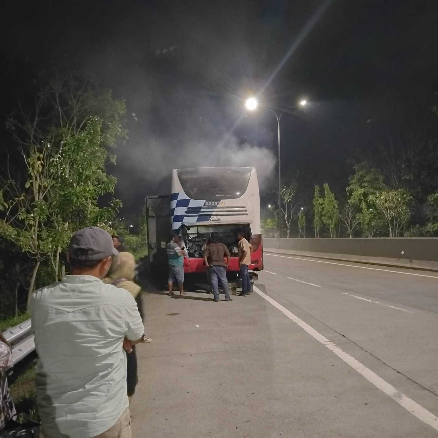 Bikin Penumpang Panik, Bus Akas 2 NR New Innovation Seketika Keluar Asap Saat Melintas di Tol Pasuruan