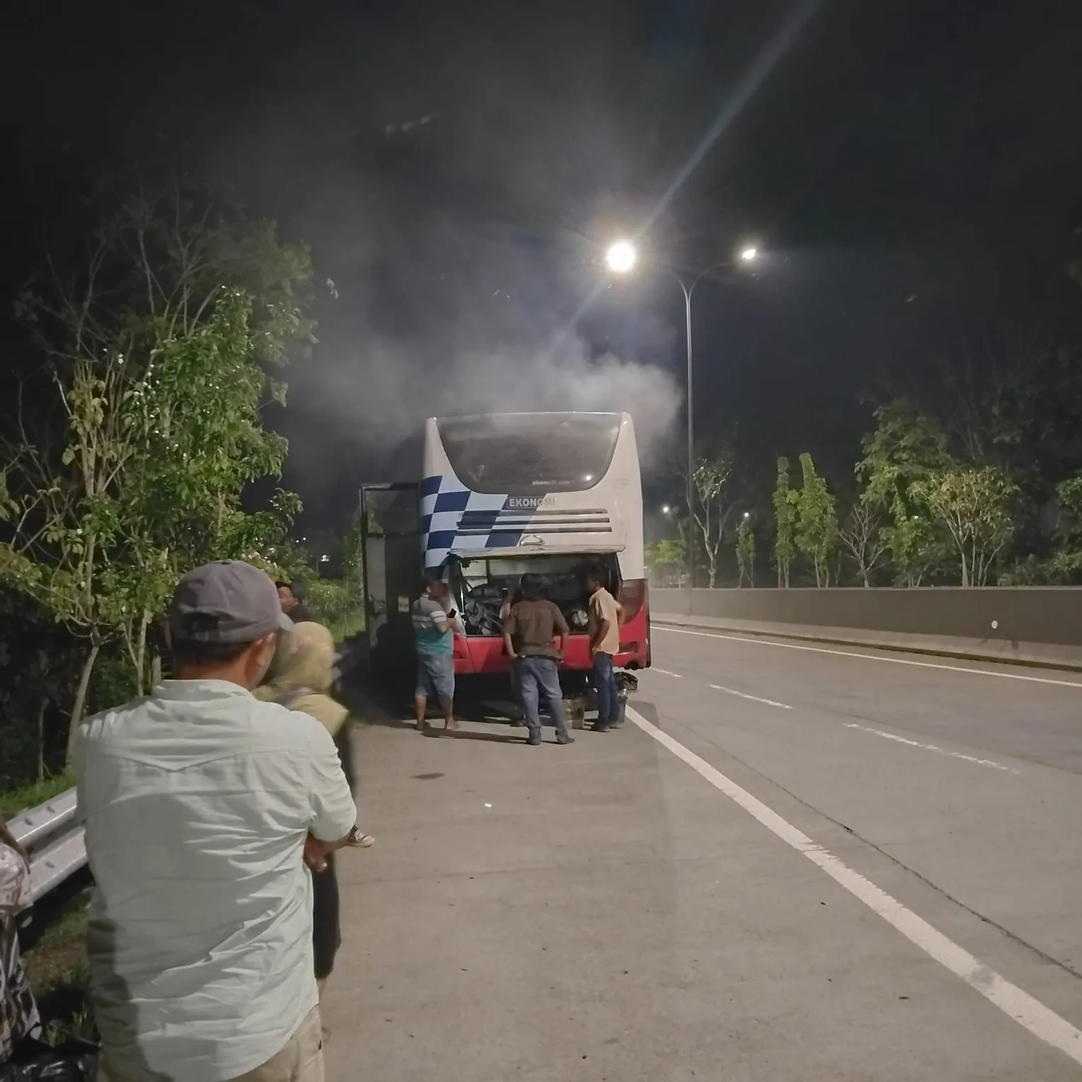 Bikin Penumpang Panik, Bus Akas 2 NR New Innovation Seketika Keluar Asap Saat Melintas di Tol Pasuruan