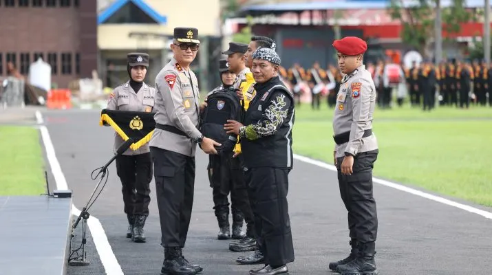 Asistensi Kampung Tangguh dan Polisi RW, Kapolda Jatim Pimpin Apel Besar Petugas Polmas dan Satkamling Pasca Pilkada