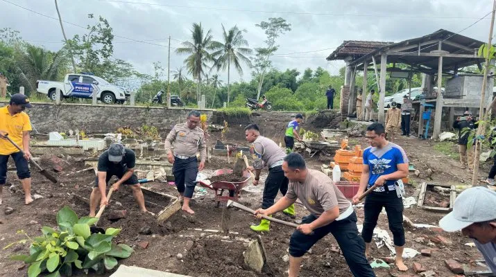 Gotong Royong Polisi Bersama Warga Perbaiki Makam yang Rusak Akibat Banjir di Blitar