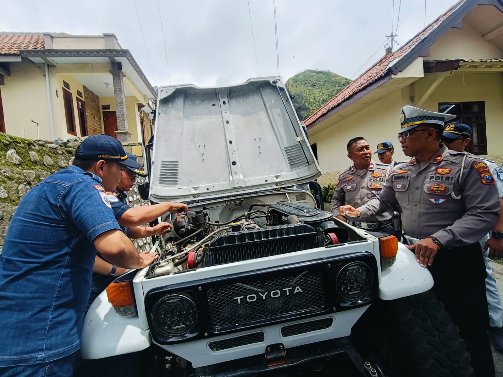 Jelang Nataru, Polres Probolinggo Ramp Check Kendaraan Wisata Pastikan Keamanan Wisatawan Bromo