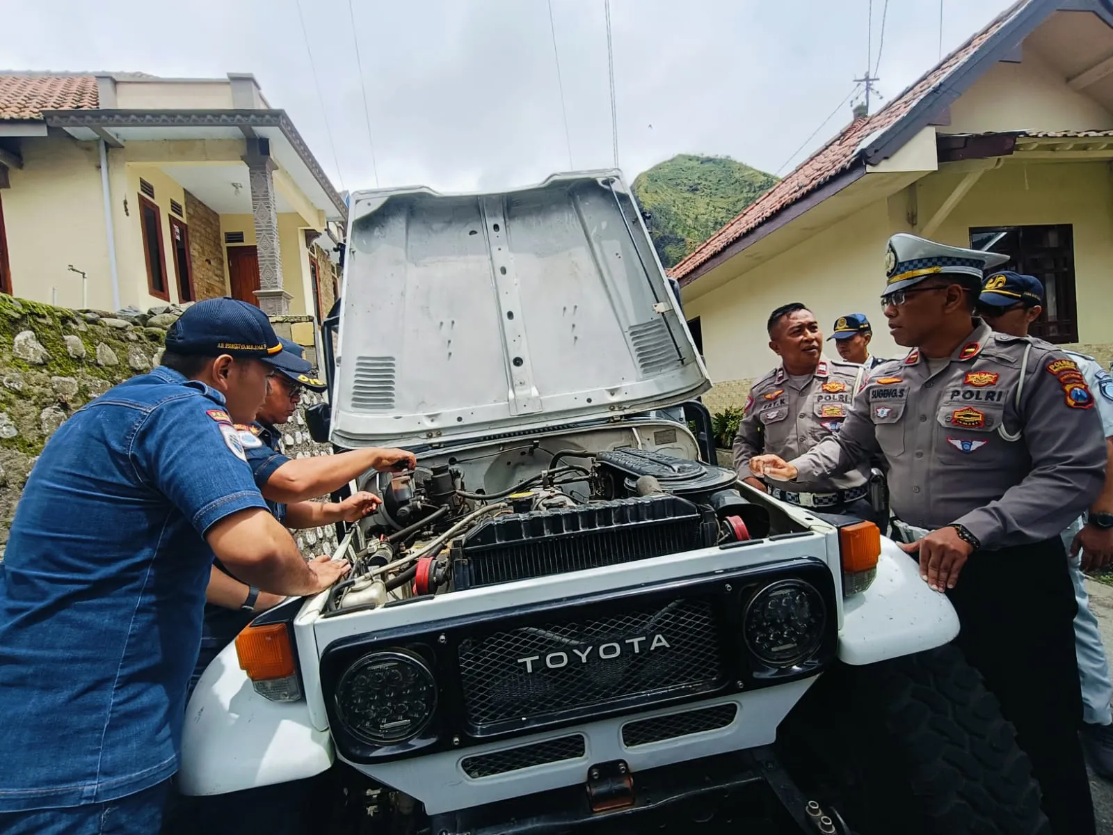 Jelang Nataru, Polres Probolinggo Ramp Check Kendaraan Wisata Pastikan Keamanan Wisatawan Bromo