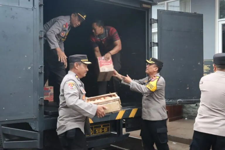 Polres Mojokerto Kota Dirikan Posko Tanggap Bencana dan Beri Bantuan Sembako Untuk Warga Terdampak Banjir