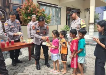 Wujudkan Asta Cita, Polres Kediri Kota Berbagi Makanan Bergizi dan Jus Buah Gratis