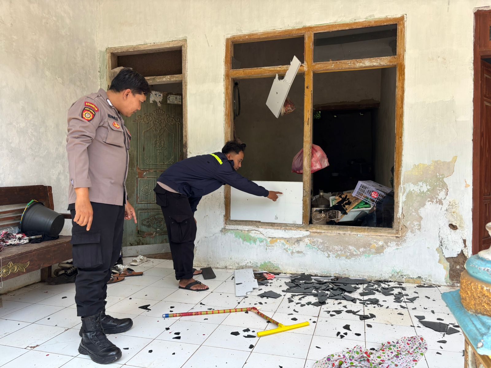 Polsek Burneh Berhasil Identifikasi Pelaku Perusakan kaca jendela rumah dan pelemparan tinja, Pelaku Adalah Suami Korban sendiri