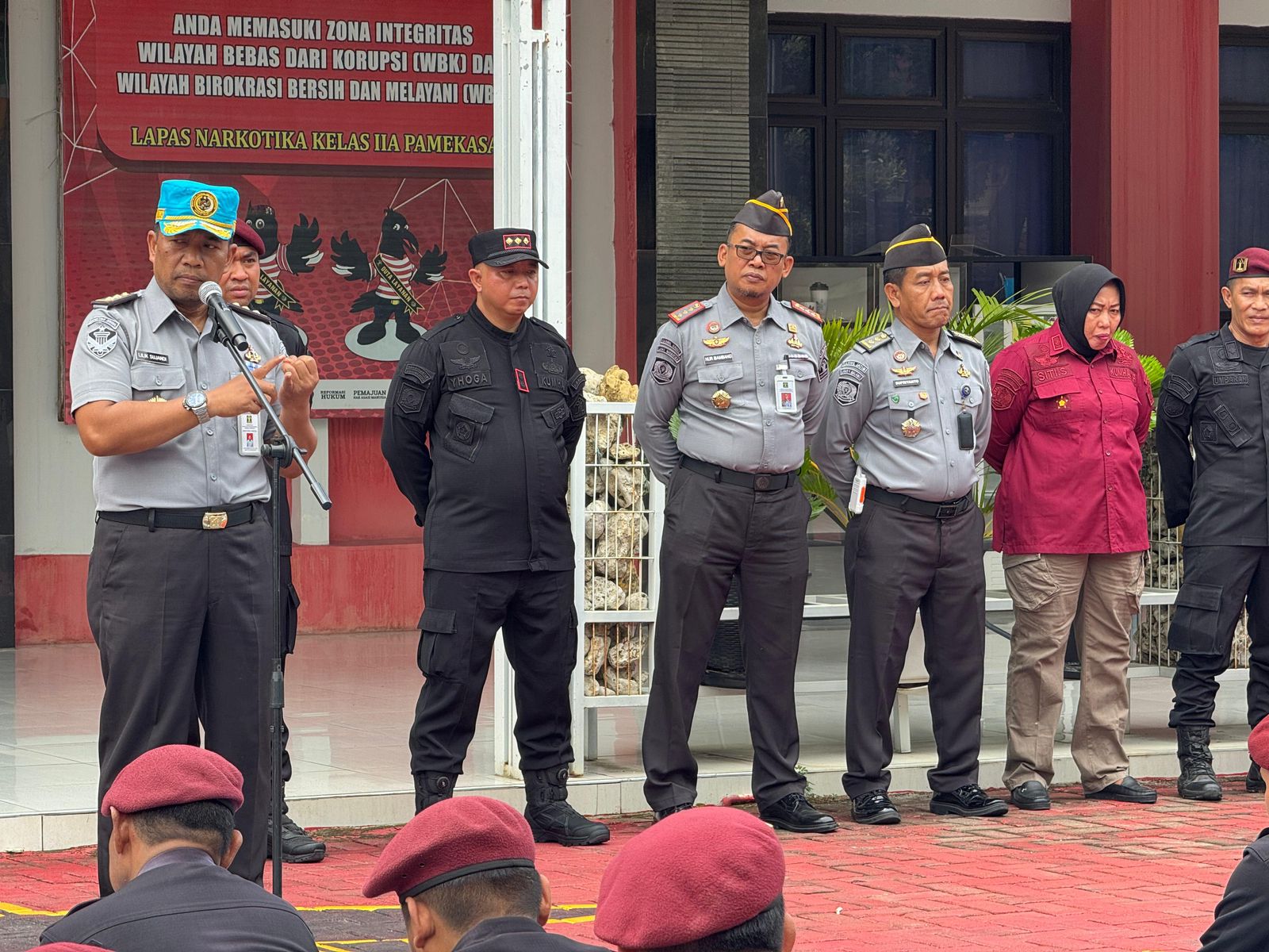 Ditjen PAS Pimpin Apel Gabungan Penguatan Regu Pengamanan di Halaman Lapas Narkotika Kelas IIA Pamekasan Kanwil Kementerian Imigrasi dan Pemasyarakatan Jatim