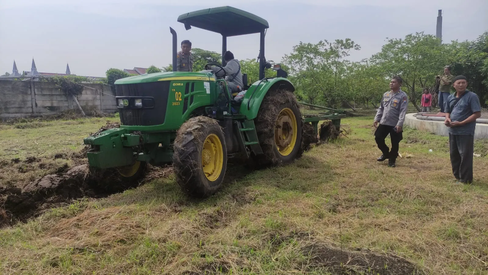 Wujudkan Ketahanan Pangan Polresta Sidoarjo Buka Lahan Tidur Jadi Produktif