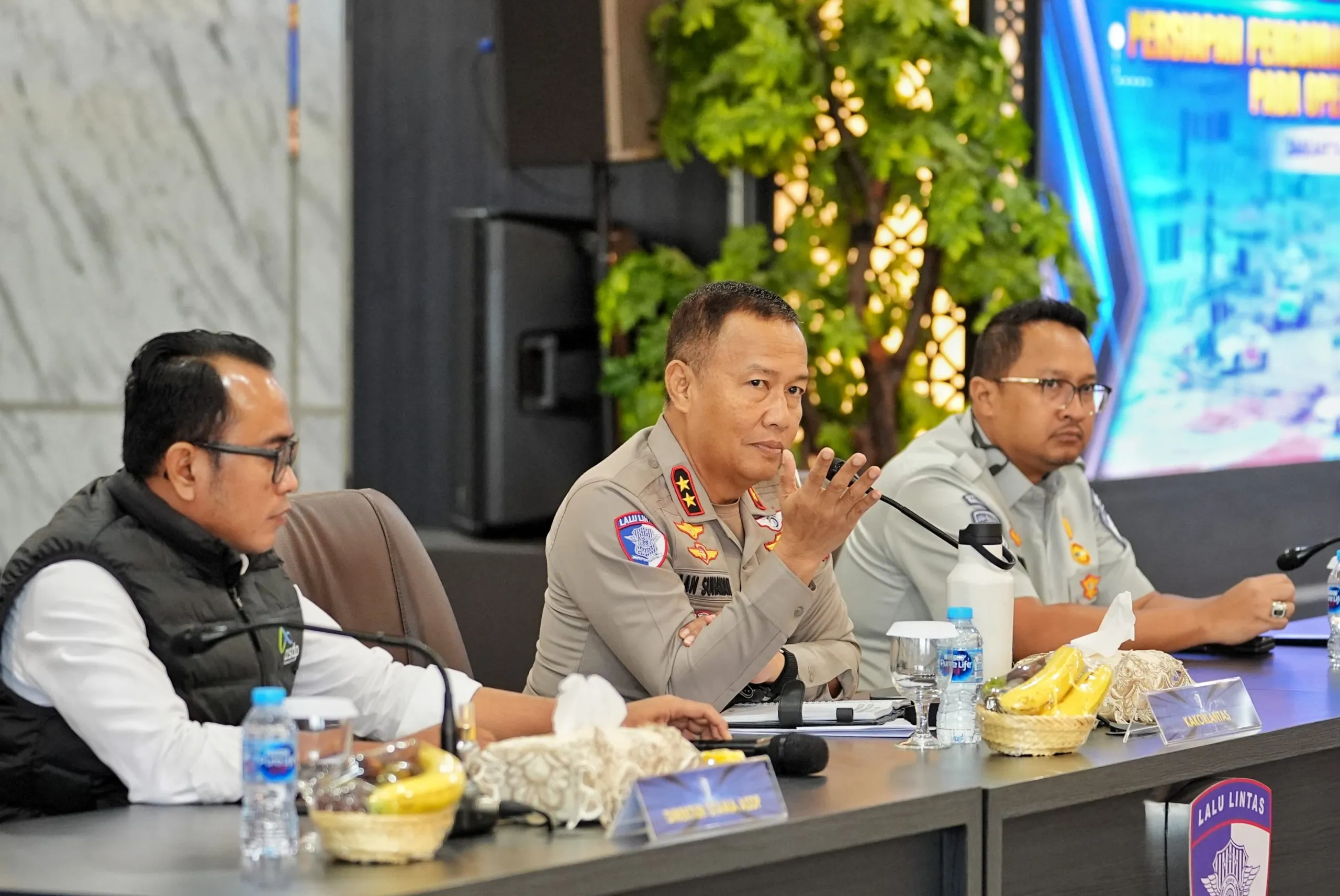 Lanjutkan TFG Polda Lampung - Polda Bali , Korlantas Gelar Tactical Floor Game Pastikan Kesiapan Operasi Lilin 2024, Kakorlantas Imbau Masyarakat Waspadai Titik