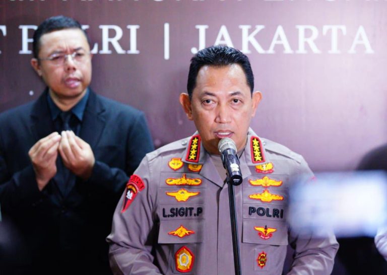 Kapolri : Personel Gabungan Polri-TNI Amankan 61 Ribu Lokasi Ibadah dan Rekreasi Saat Natal - Tahun Baru