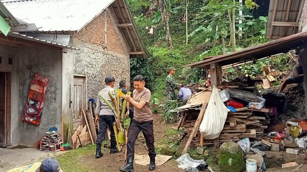 Sinergitas Polisi Bersama TNI dan Warga Bersihkan Tanah Longsor di Ngawi