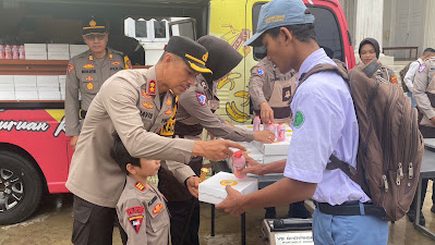 "Si Sumeh” dan “Si Sabar” Polres Pasuruan Kota Kembali Berbagi Makanan Sehat Bergizi Gratis Bagi Pelajar