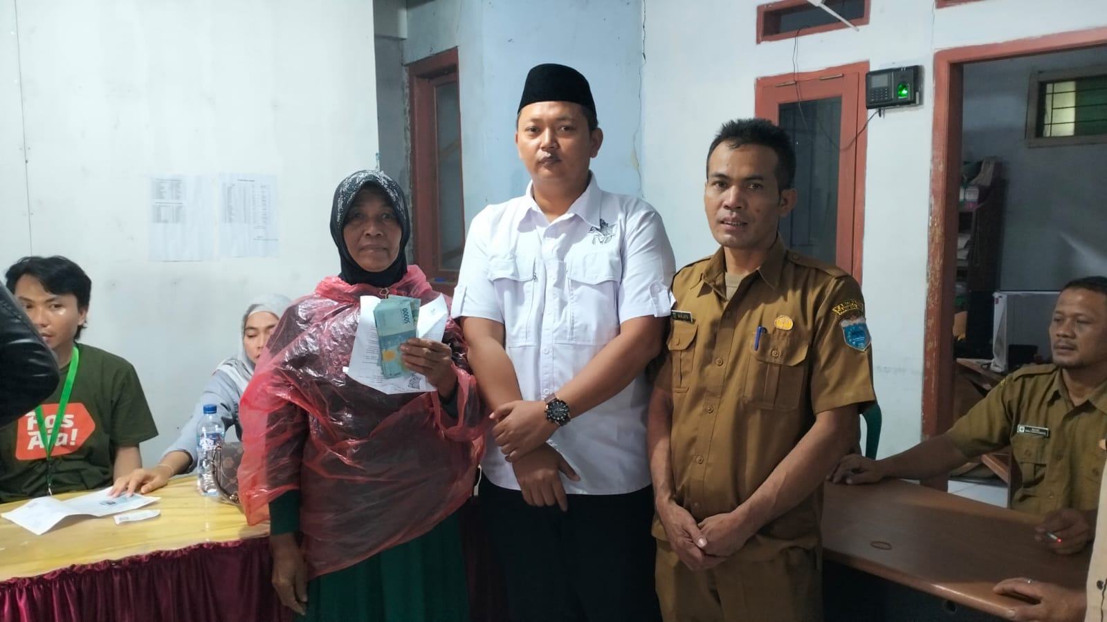 Pembagian Bantuan PKH dan BPNT di Kecamatan Cibitung Berjalan Lancar