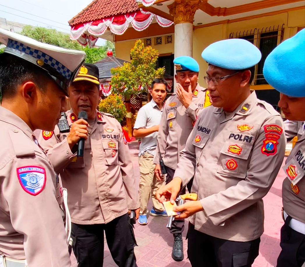 Lakukan Sidak, Kasi Propam Polrestabes Surabaya Beri Apresiasi Polsek Simokerto