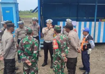 Antisipasi Arus Balik, Polres Probolinggo Buka Satu Arah Tol Fungsional Probowangi Segmen Kraksaan - Gending
