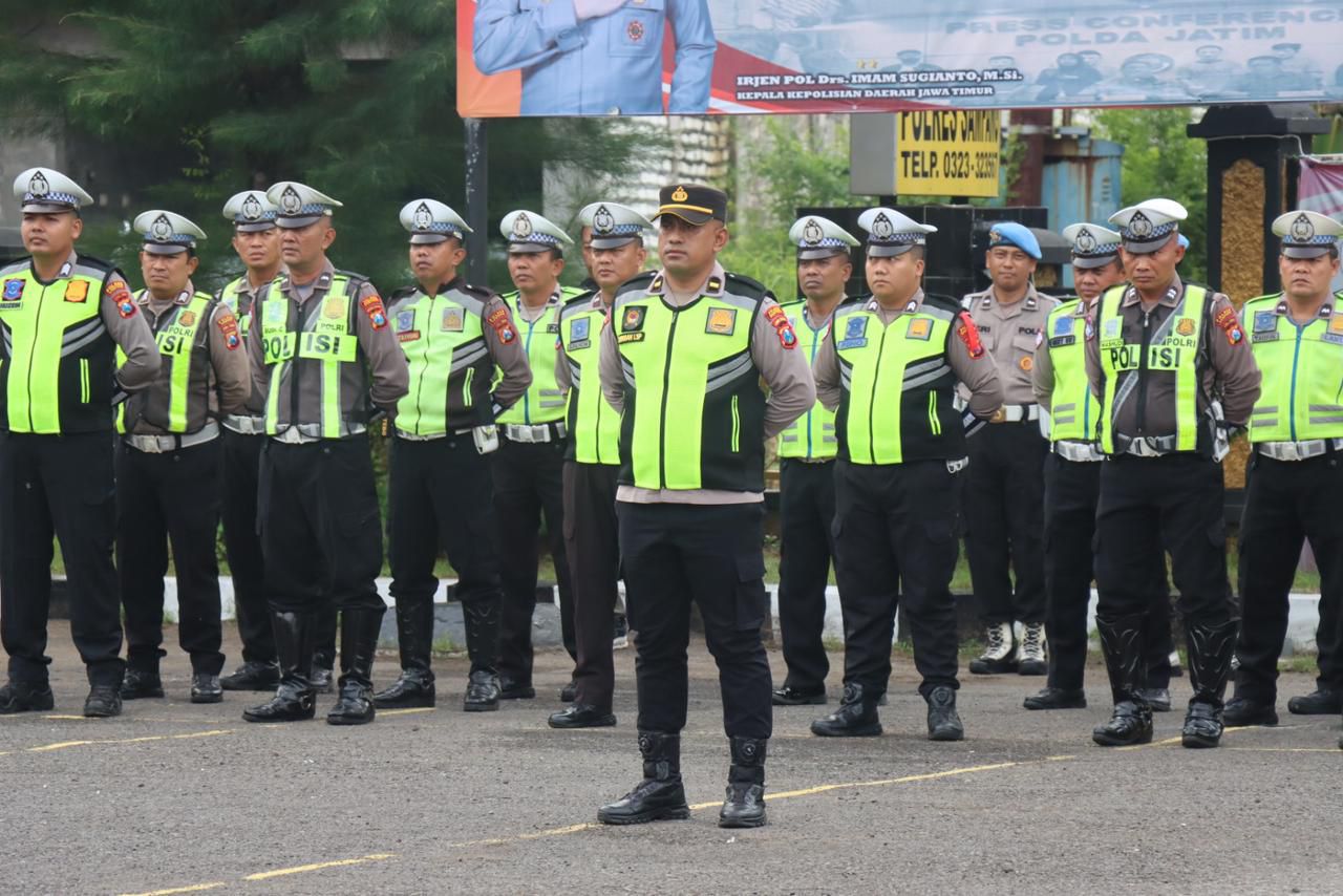 189 Personil Polri Siap Amankan Malam Tahun Baru 2025 di Kawasan Sampang Kota