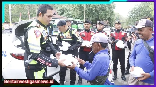 Pantau Jalur Pantura, Kapolres Situbondo Patroli Sambil Berbagi Nasi Untuk Pekerja di Wisata Pasir Putih