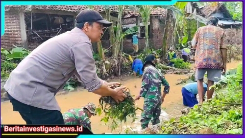 Jumat Bersih Polres Nganjuk Bersama TNI dan Warga Bersihkan Saluran Air