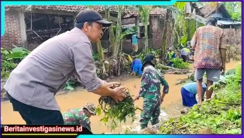 Jumat Bersih Polres Nganjuk Bersama TNI dan Warga Bersihkan Saluran Air