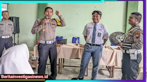 Satlantas Polres Sampang Gelar Dikmas Lantas dan Kamseltibcar Kepada Siswa Siswi SMAN 1 Ketapang Dengan Tema "Police Goes to School"