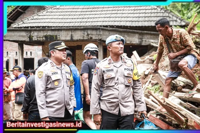 Polres Jombang Bersama TNI, Bantu Pencarian Korban Tanah Longsor