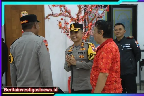 Kapolres Pantau Langsung Pengamanan Ibadah di Vihara, Pastikan Imlek di Bondowoso Berlangsung Aman