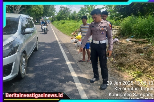 Unit Gakkum Satlantas Polres Sampang Tangani Laka Lantas di Jalan Raya Torjun