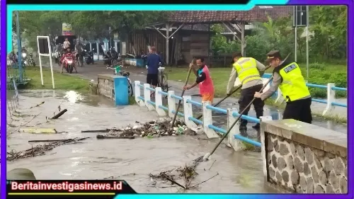 Tanggap Bencana, Polisi Bersama TNI dan Warga Bersihkan Sampah di Aliran Sungai Kali Ulo Magetan