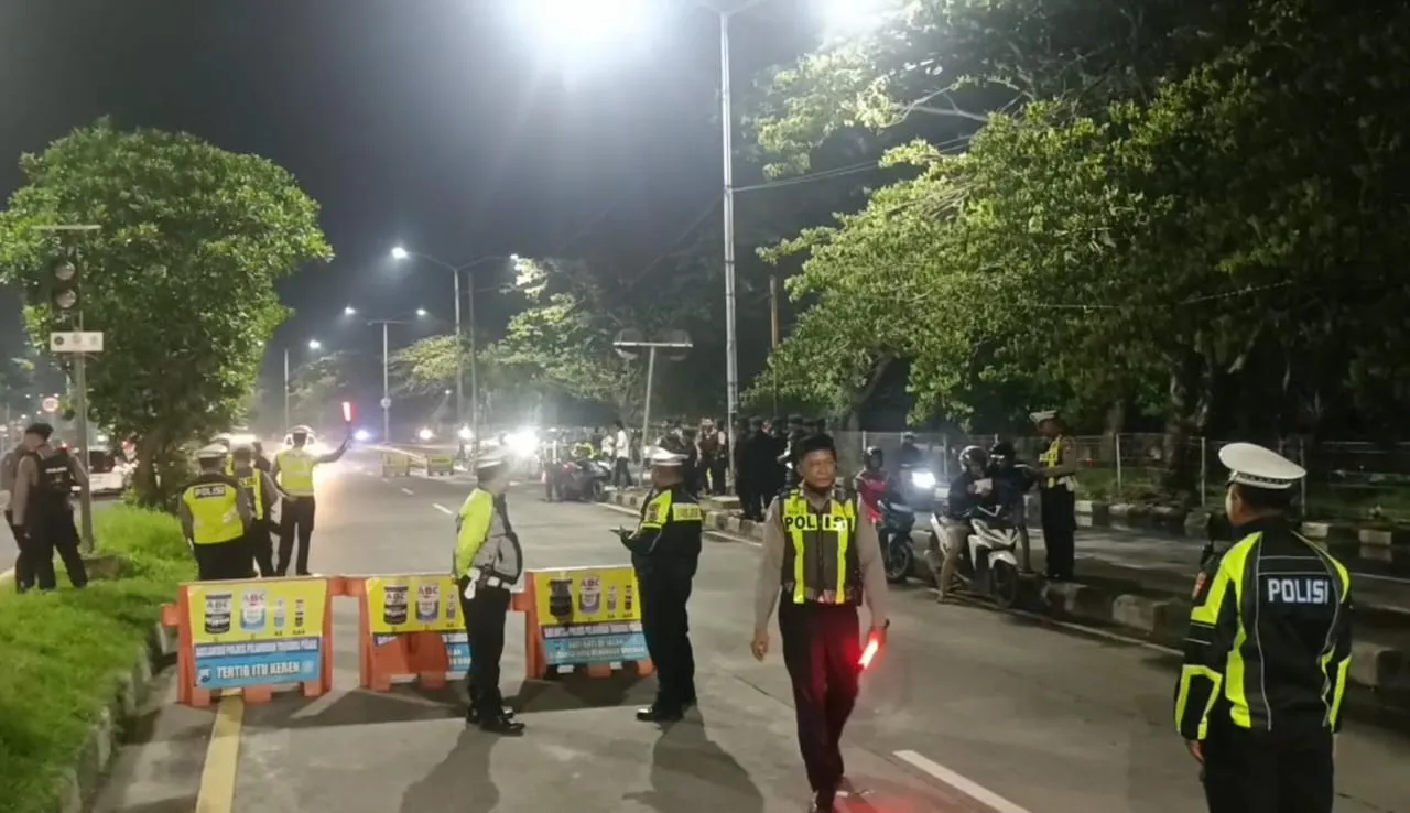 Pastikan Keamanan dan Ketertiban Lalu - Lintas di Malam Tahun Baru, Polres Pelabuhan Tanjung Perak Lakukan Penyekatan di Suramadu