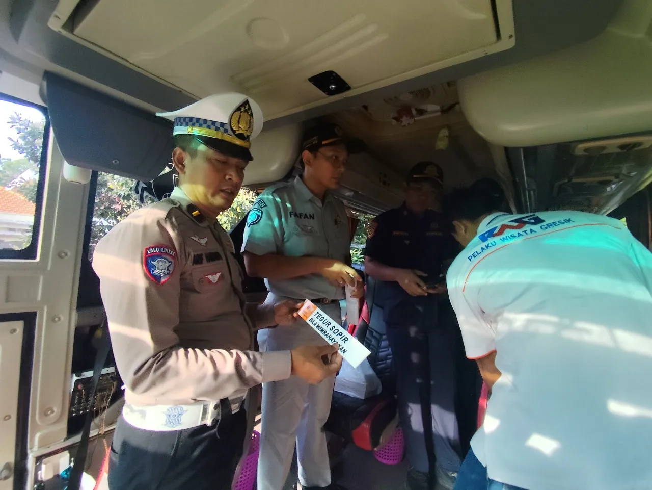 Tingkatkan Keselamatan Polres Gresik Bersama Jasa Raharja dan Dishub Gelar Ramp Check Bus Pariwisata