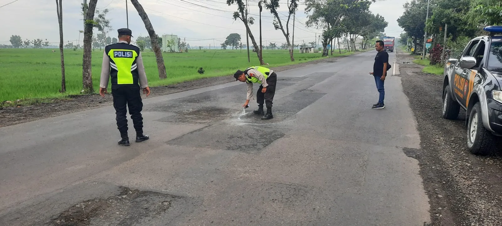 Respon Curhatan Warga, Polres Ngawi Tandai Jalan Berlubang Untuk Keselamatan Lalulintas