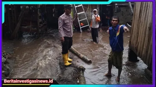Polres Kediri Gercep Tangani Banjir, Pasang Police Line di Jembatan Putus Untuk Keselamatan Warga