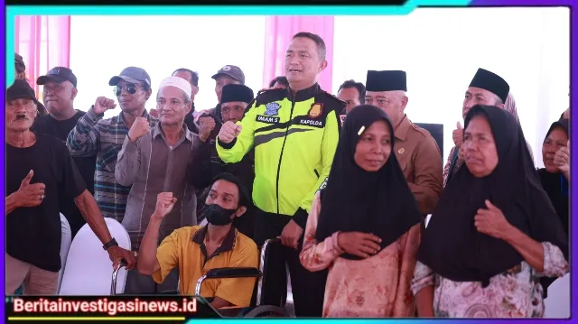 Patroli Jarak Jauh Naik Motor Kapolda Jatim Beri Bantuan Sembako Untuk Warga di Malang