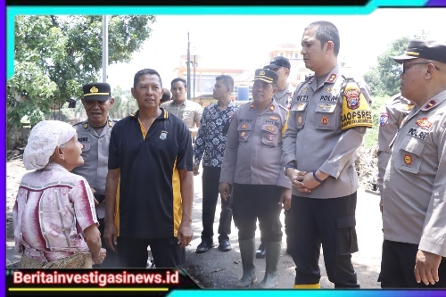 Polres Situbondo Gelar Bakti Sosial Bersihkan Material Pasca Banjir di Kecamatan Kendit