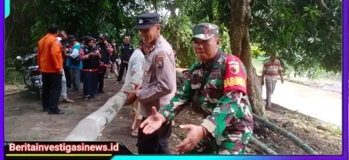 Sinergi, Polisi Bersama TNI dan Warga Bersihkan Sisa Material Banjir di Probolinggo