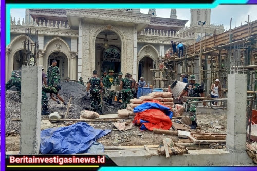 26 Personel Koramil 0829-7/ Labang Bantu Cor Masjid Darussalam Desa Sendang Dajah